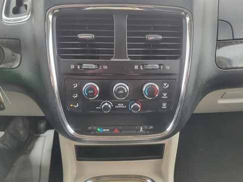 Used 2014 Dodge Grand Caravan SXT image 12