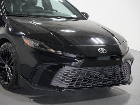 Used 2025 Toyota Camry SE FWD image 4