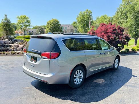 Used 2017 Chrysler Pacifica Touring-L FWD image 4