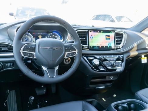 New 2026 Chrysler Pacifica Select image 11
