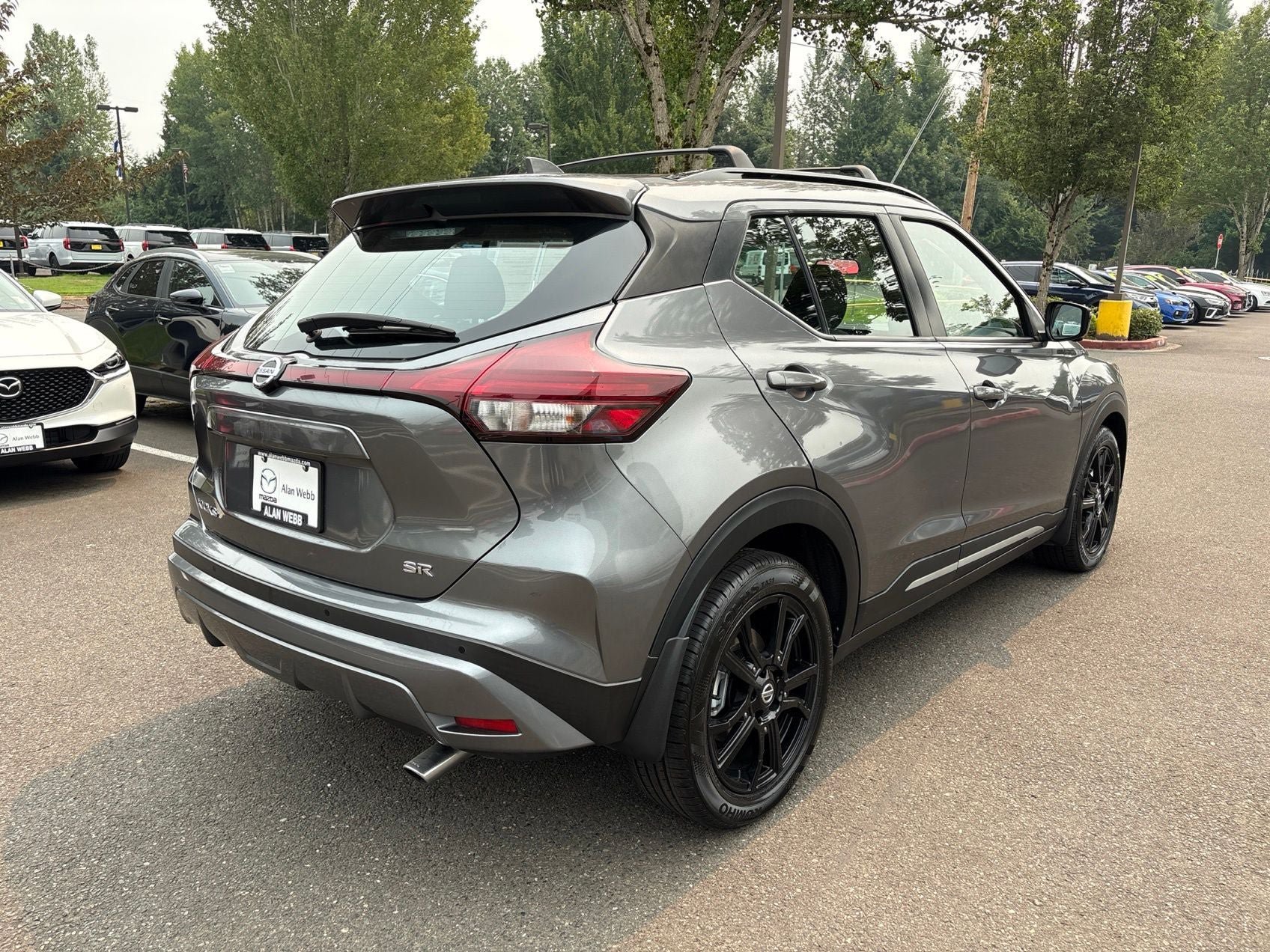 Used 2021 Nissan Kicks SR w/ Exterior Package FWD image 3