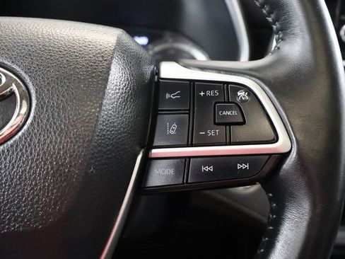 Used 2023 Toyota Highlander XLE AWD/4WD image 21