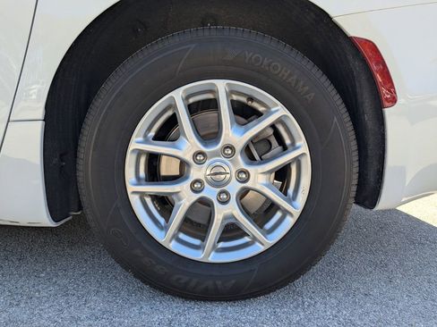 Used 2025 Chrysler Pacifica Select image 17