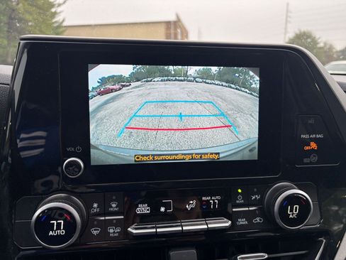 Used 2025 Toyota Highlander LE image 17