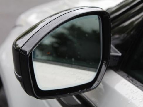 Used 2025 Land Rover Range Rover Evoque S image 13