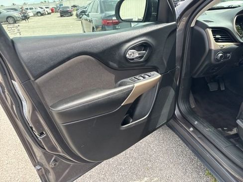 Used 2017 Jeep Cherokee Sport FWD image 8