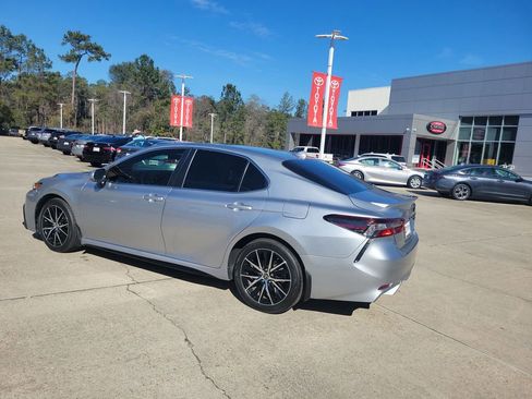 Certified 2022 Toyota Camry SE image 3