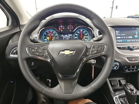 Used 2018 Chevrolet Cruze LT FWD image 17