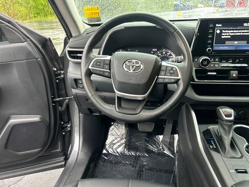 Used 2022 Toyota Highlander XLE AWD/4WD image 22