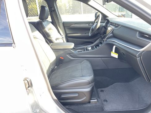 New 2025 Jeep Grand Cherokee 4WD image 13