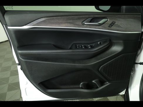 Used 2023 Jeep Grand Cherokee Limited w/ Black Appearance Package image 16