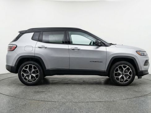 Used 2025 Jeep Compass Limited AWD/4WD image 11