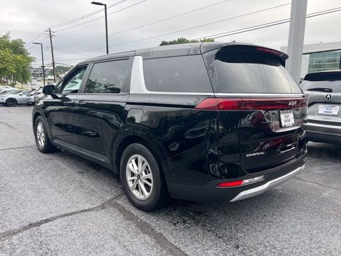 Used 2024 Kia Carnival LX FWD image 3