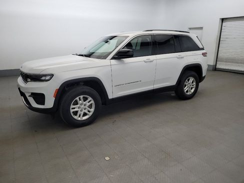 Used 2023 Jeep Grand Cherokee Laredo image 2