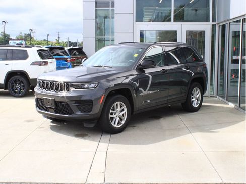 Used 2023 Jeep Grand Cherokee Laredo X AWD/4WD image 3