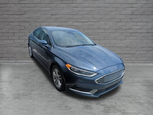 Used 2018 Ford Fusion SE w/ Fusion SE Technology Package FWD image 3