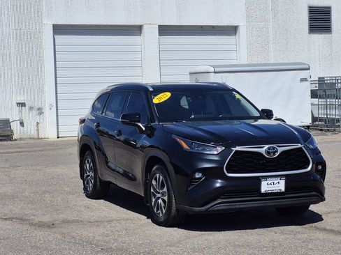 Used 2022 Toyota Highlander XLE AWD/4WD image 2