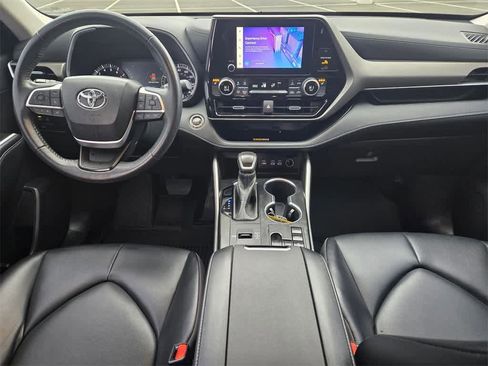 Used 2023 Toyota Highlander XLE image 9