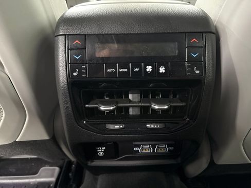 Used 2021 Jeep Grand Cherokee L Summit w/ Luxury Tech Group V AWD/4WD image 14