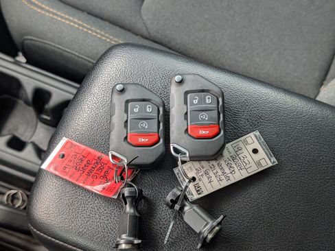 Used 2024 Jeep Wrangler Unlimited AWD/4WD image 35