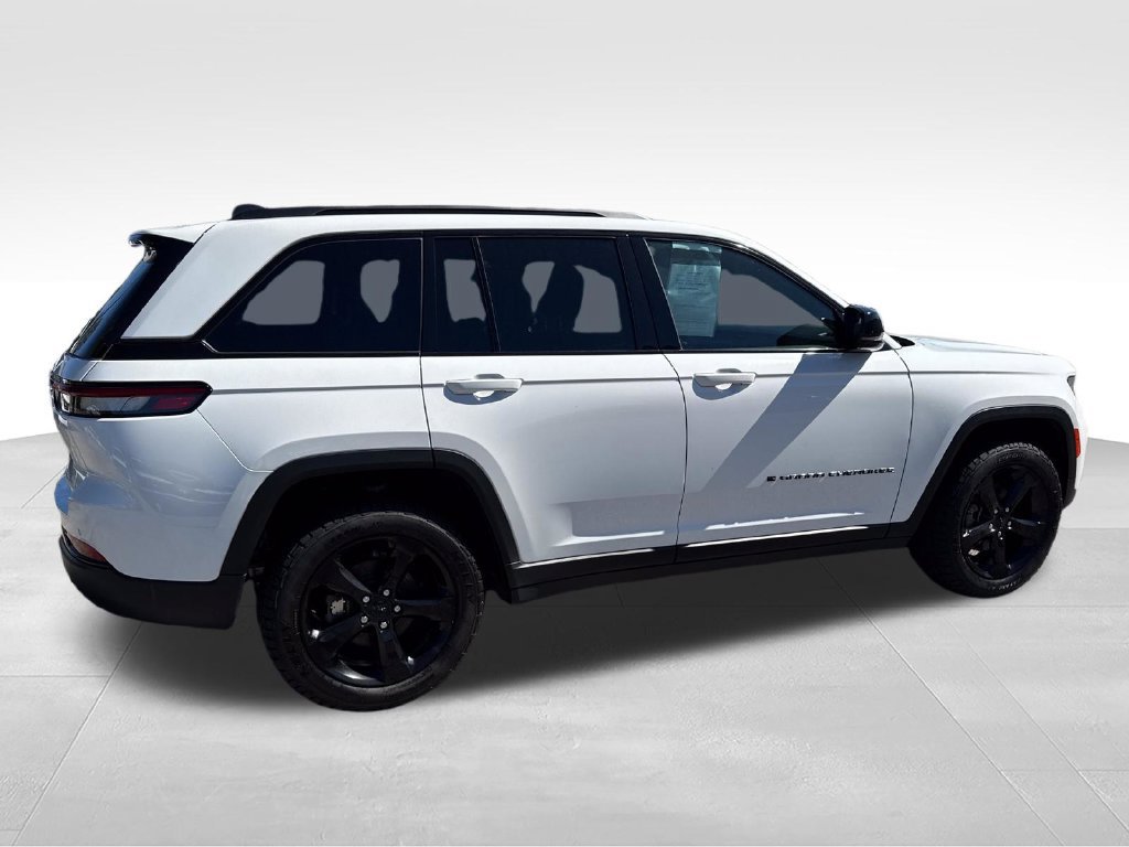 Used 2025 Jeep Grand Cherokee Altitude AWD/4WD image 3