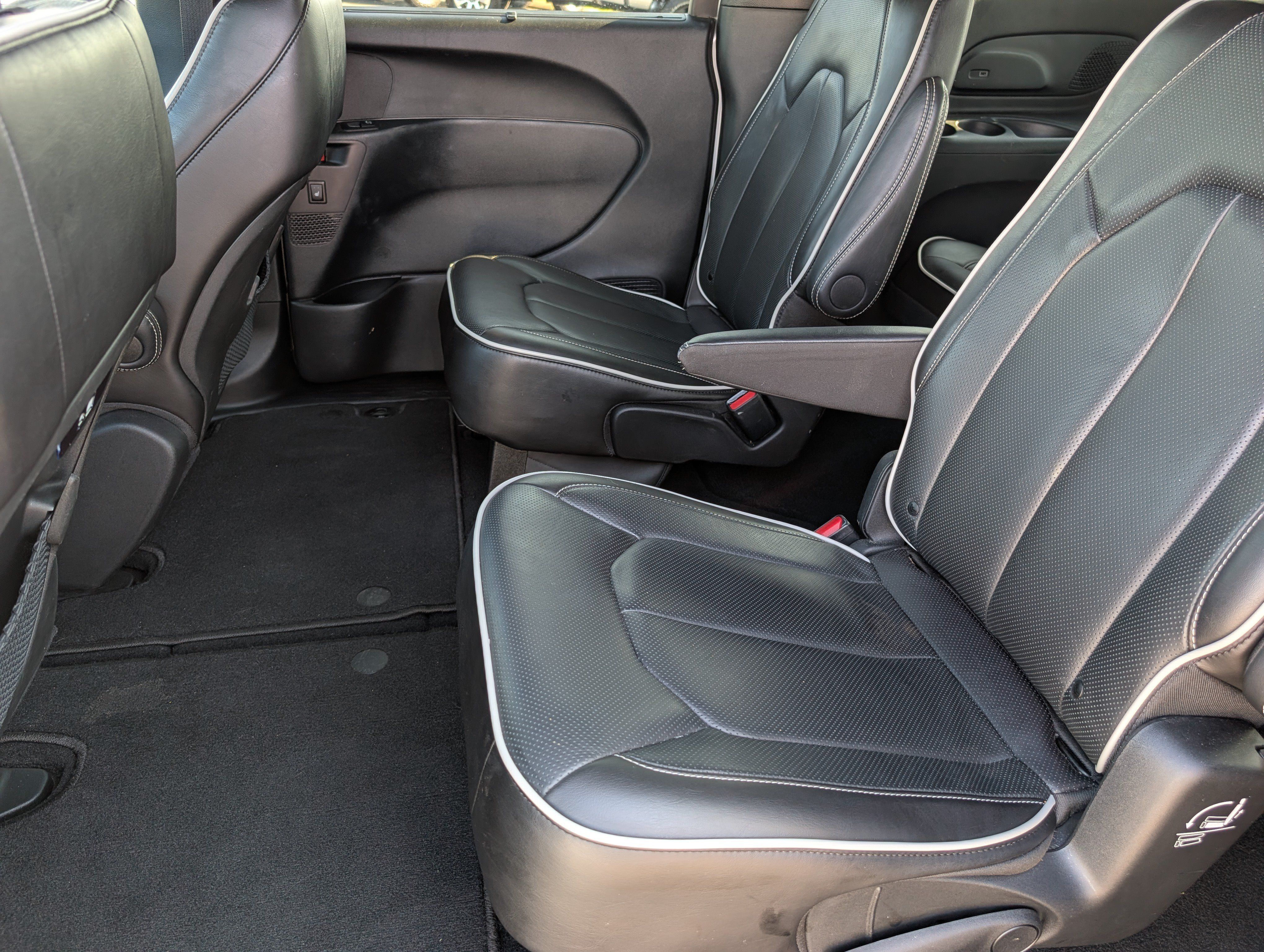 Used 2026 Chrysler Pacifica Limited w/ S Appearance Package FWD image 15