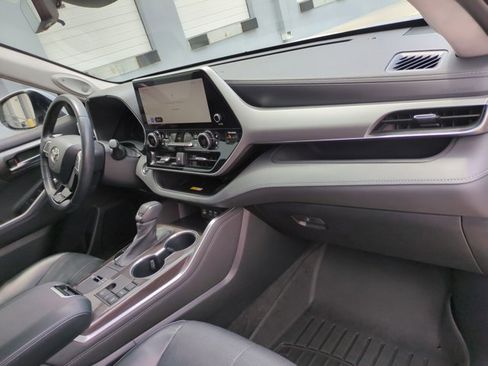 Used 2023 Toyota Highlander Platinum FWD image 23