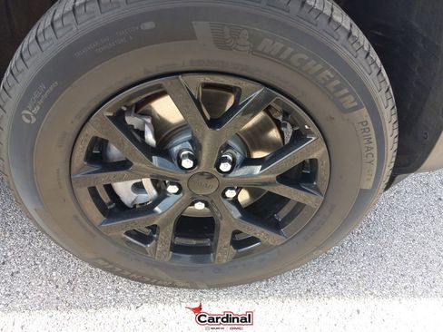 Used 2024 Jeep Grand Cherokee L Laredo image 2