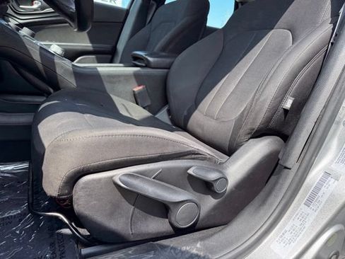 Used 2017 Chrysler 200 LX FWD image 5