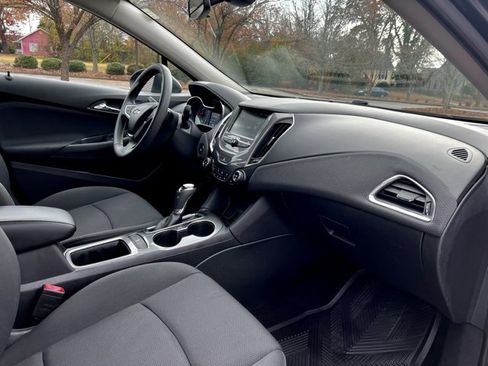 Used 2018 Chevrolet Cruze LT w/ Convenience Package image 24