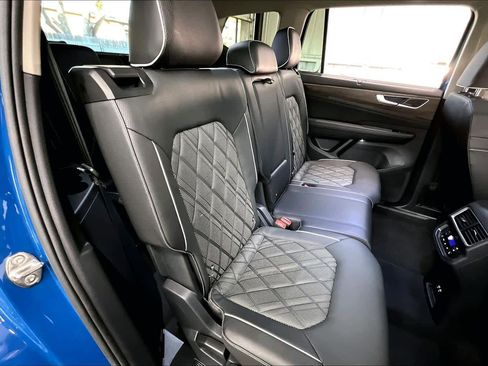 Used 2025 Volkswagen Atlas SEL Premium R-Line image 29