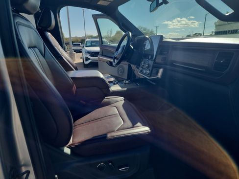 Used 2024 Ford Expedition Limited image 19