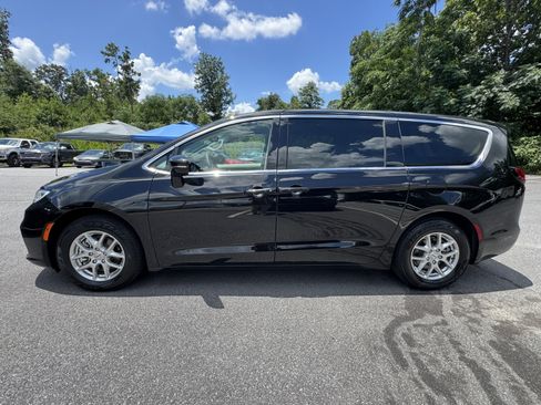 Used 2024 Chrysler Pacifica Touring-L FWD image 8