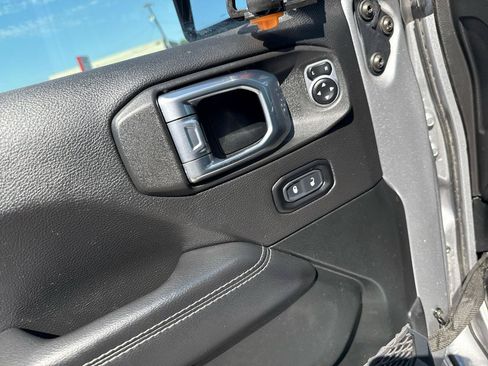 Used 2020 Jeep Gladiator Overland AWD/4WD image 13
