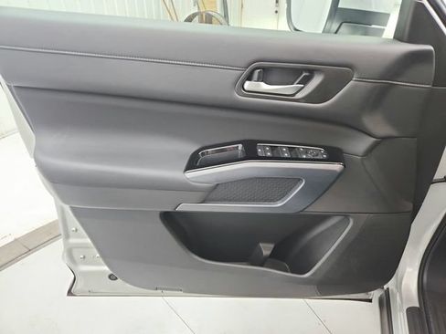 Used 2025 Nissan Pathfinder SL FWD image 33