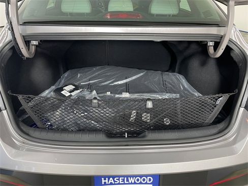 New 2025 Hyundai Elantra Limited image 18