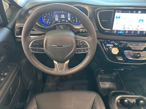 Used 2026 Chrysler Pacifica Select FWD image 15