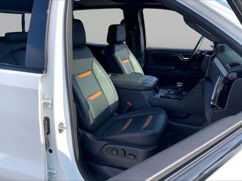 Used 2024 GMC Sierra 1500 AT4 w/ AT4 Premium Package AWD/4WD image 9