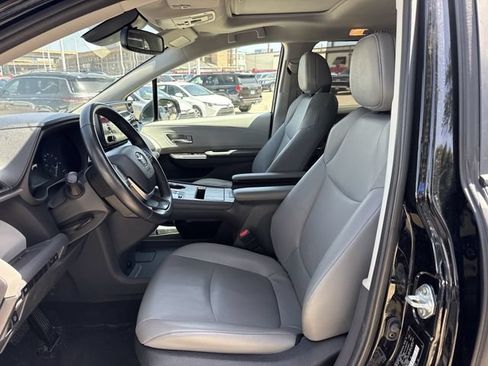 Used 2024 Toyota Sienna XLE FWD image 25