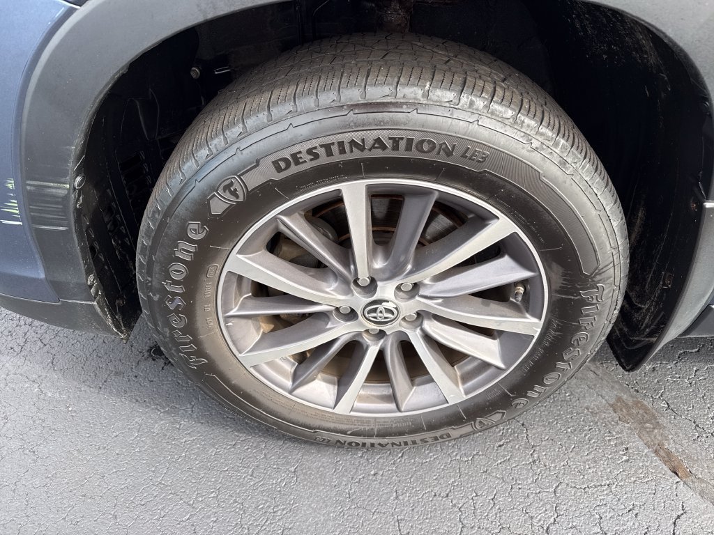 Used 2019 Toyota Highlander XLE AWD/4WD image 23