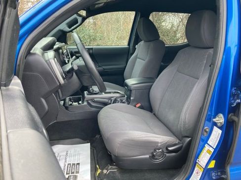 Used 2017 Toyota Tacoma TRD Sport w/ Tow Package (A/T) image 16