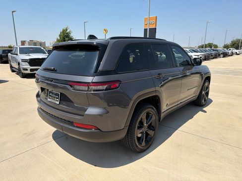 Used 2024 Jeep Grand Cherokee Altitude AWD/4WD image 5