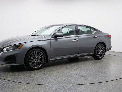 Used 2025 Nissan Altima 2.5 SV image 3