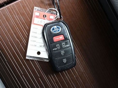 Used 2024 Toyota Sienna LE image 29