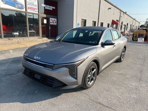 Used 2025 Kia K4 LXS image 1