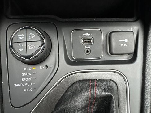 Used 2020 Jeep Cherokee Trailhawk w/ Cold Weather Group AWD/4WD image 30