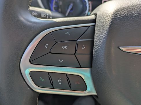 Used 2023 Chrysler Pacifica Touring-L FWD image 12