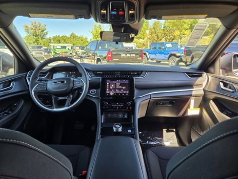 New 2025 Jeep Grand Cherokee Laredo X image 29