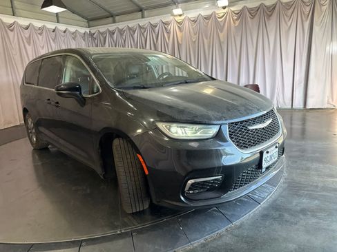 Used 2023 Chrysler Pacifica Touring-L FWD image 3
