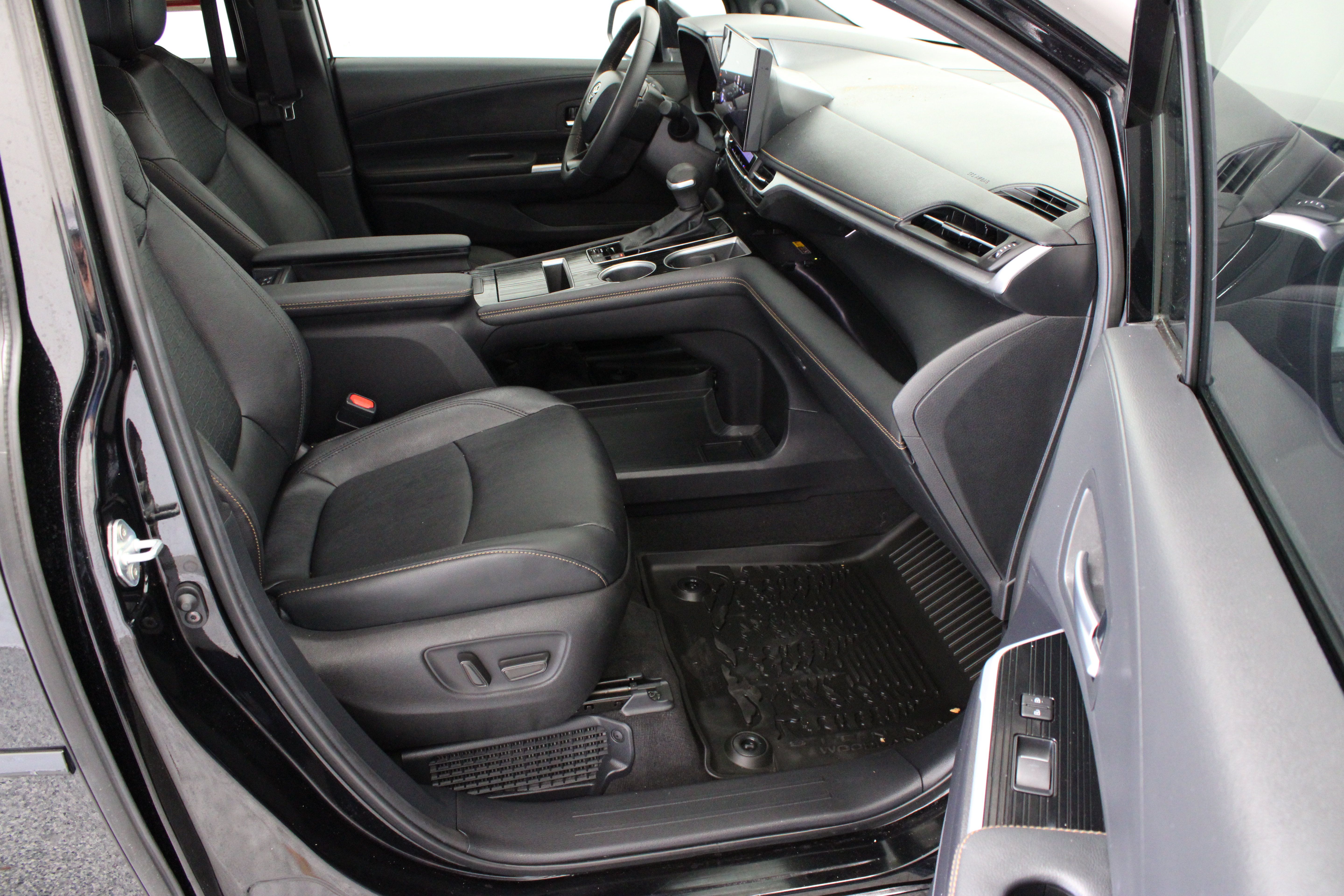 Certified 2025 Toyota Sienna XLE Woodland Edition AWD/4WD image 39